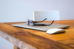 Geschlossener Apple Macbook mit Mouse und Brille